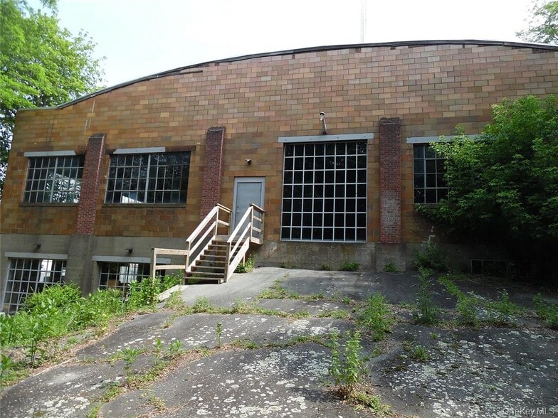 More Photos Of 397 Broadway, Monticello Specialty For Sale