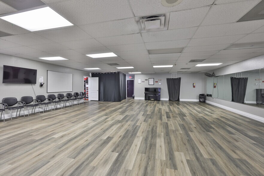 More Photos Of 307 S Parsons Ave, Brandon Storefront For Lease
