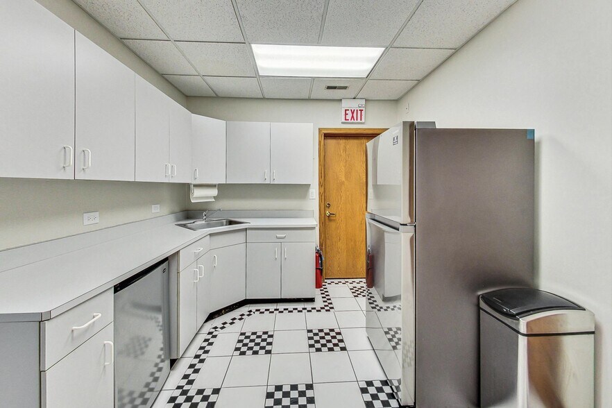 More Photos Of 28085 N Ashley Cir, Libertyville Medical For Lease
