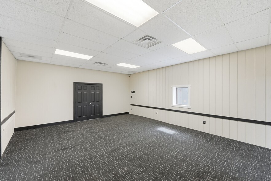More Photos Of 546 Brehl Ave, Columbus Showroom For Lease