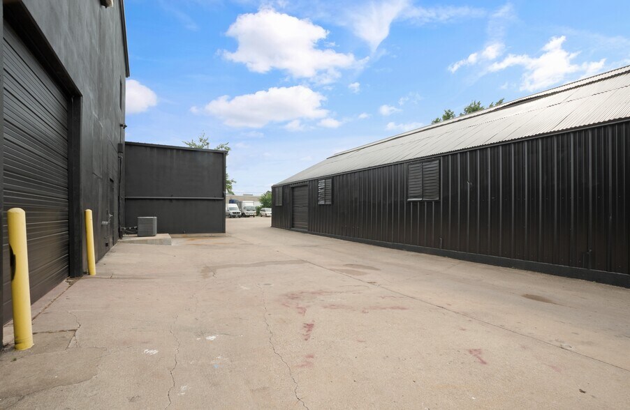 More Photos Of 3500 Easy St, Dallas Flex For Sale