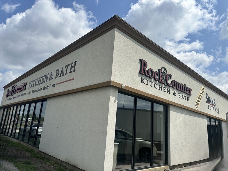 More Photos Of 1401 Busse Rd, Elk Grove Village Showroom For Lease