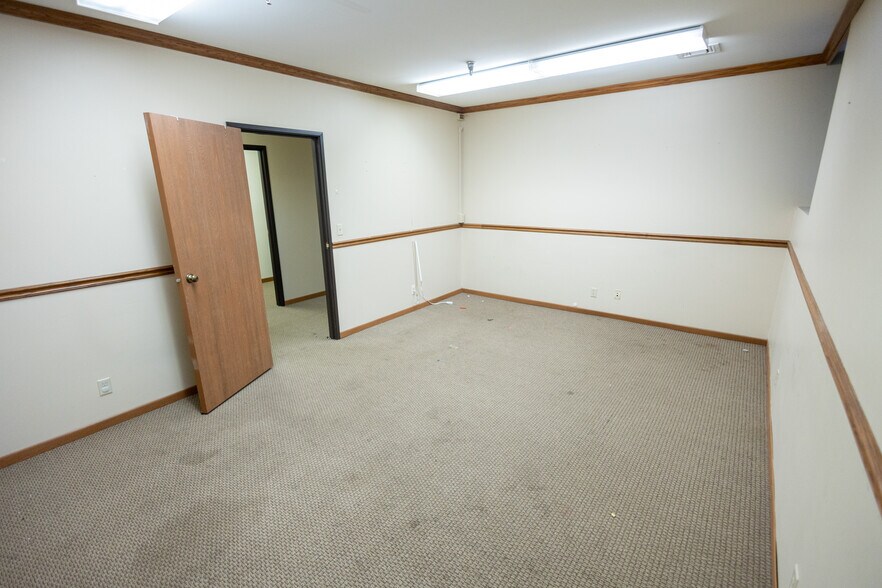 More Photos Of 2004 Highland Ave, Eau Claire Office For Lease