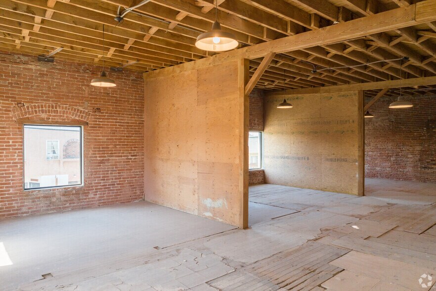 More Photos Of 1419 W 24th St, Los Angeles Warehouse For Sale