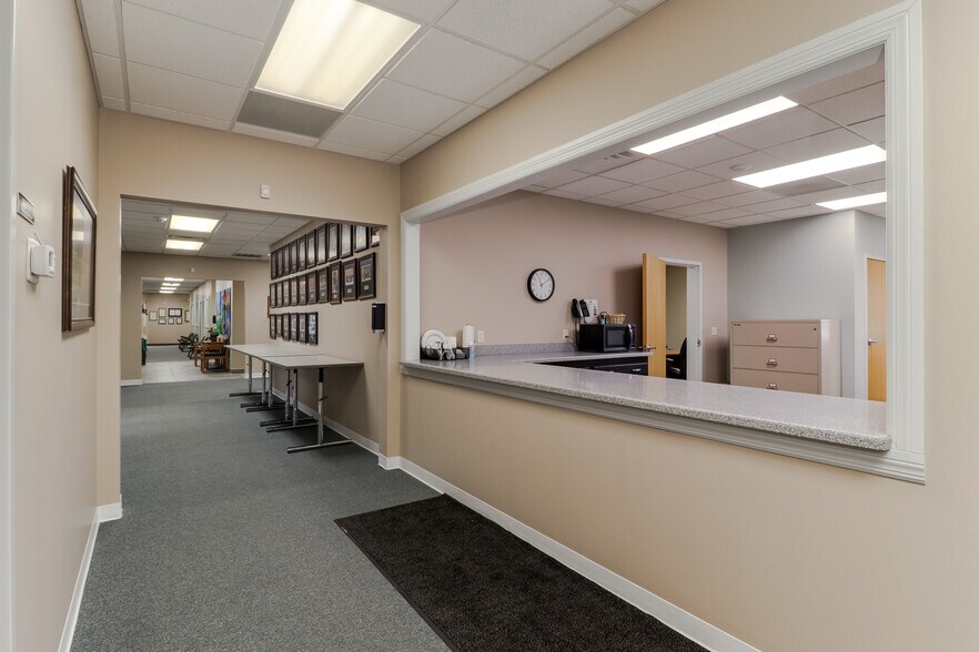 More Photos Of 1605 Commerce Pky, Bloomington Office For Lease