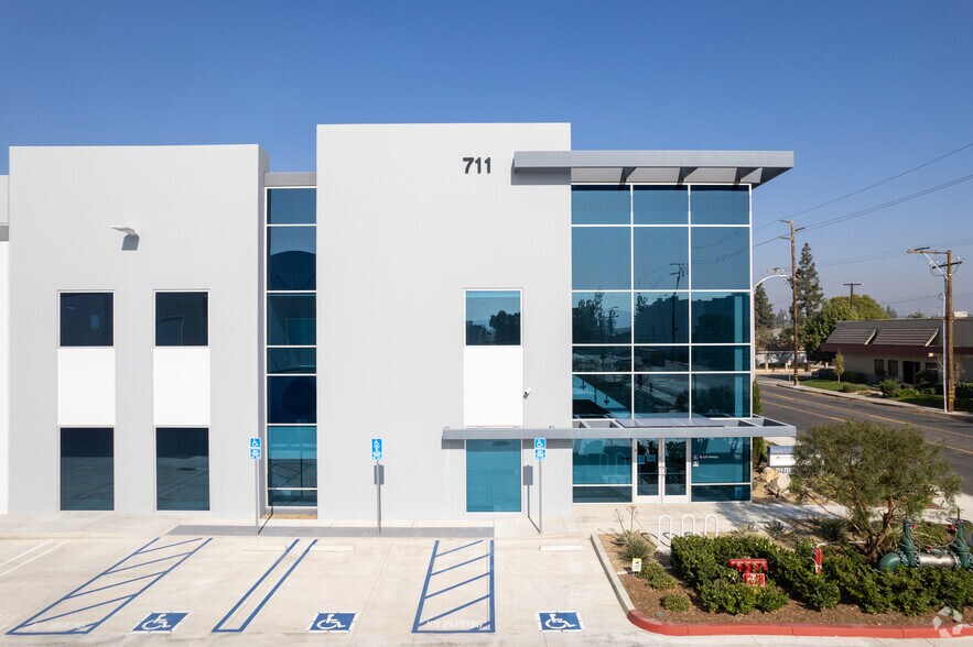 More Photos Of 711 S Van Buren St, Placentia Warehouse For Lease