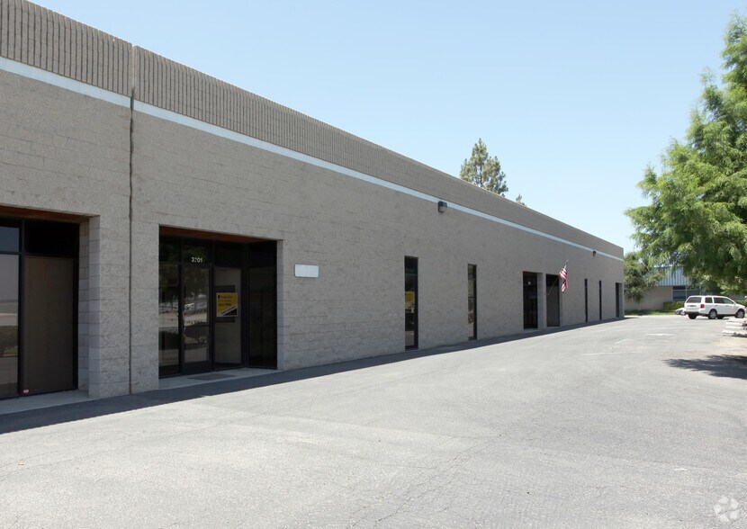 More Photos Of 3201-3207 Pegasus Dr, Bakersfield Warehouse For Sale