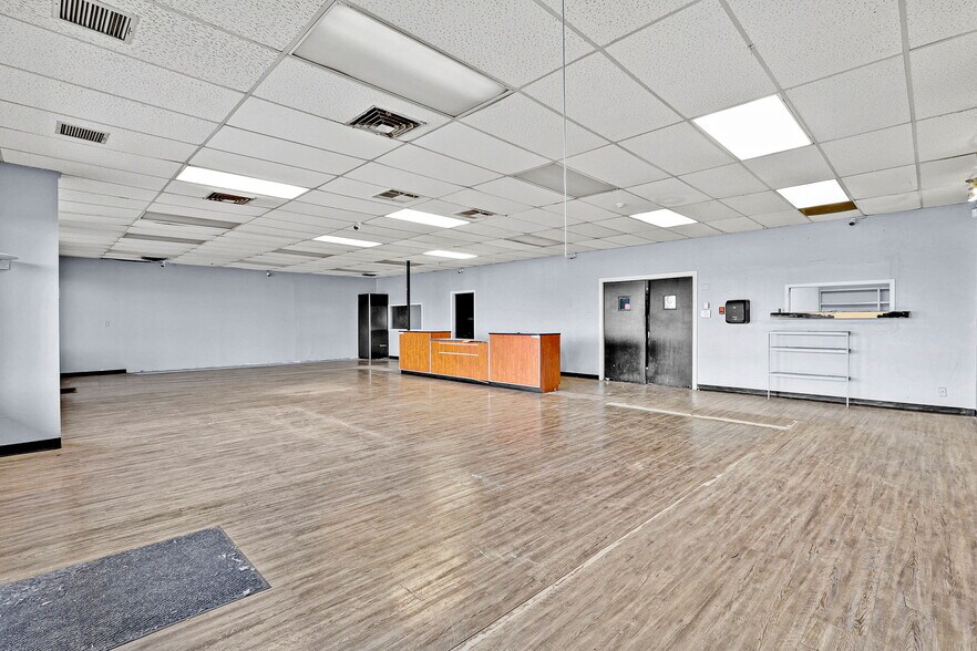 More Photos Of 9109 Dyer St, El Paso Storefront For Lease