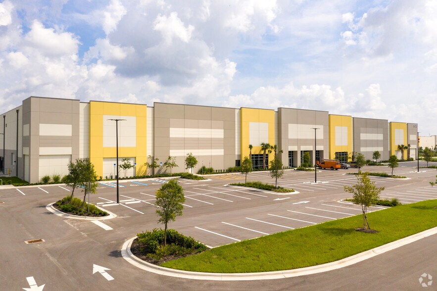 More Photos Of 9620 Air Commerce Pky, Orlando Warehouse For Lease