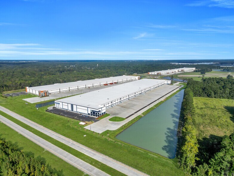 More Photos Of 651 Bloomingdale Rd, Bloomingdale Distribution For Lease