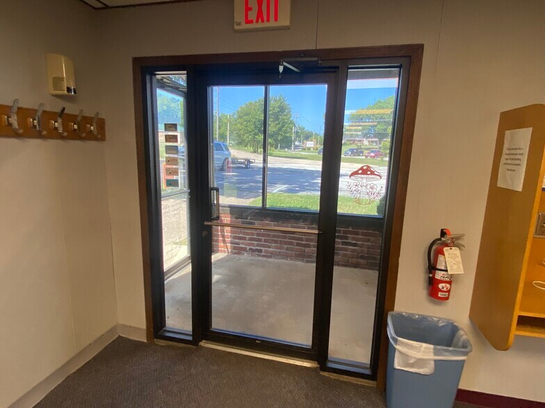 More Photos Of 404 W Rolla Rd, Salem Office For Sale