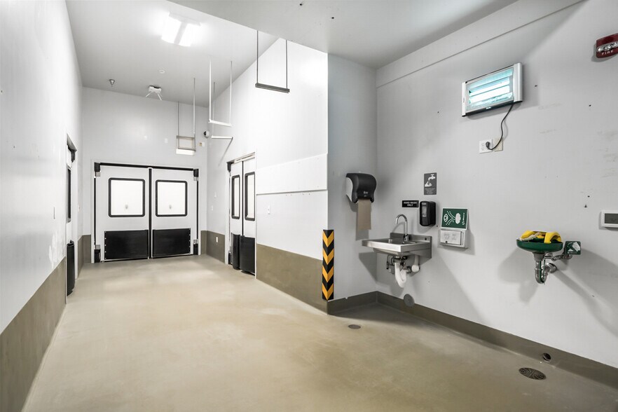 More Photos Of 275-295 W Lundgren Mill Dr, Sisters Food Processing For Lease