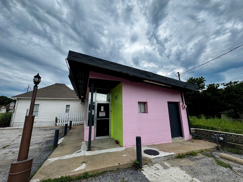 More Photos Of 301 E 23rd St S, Independence Office For Sale