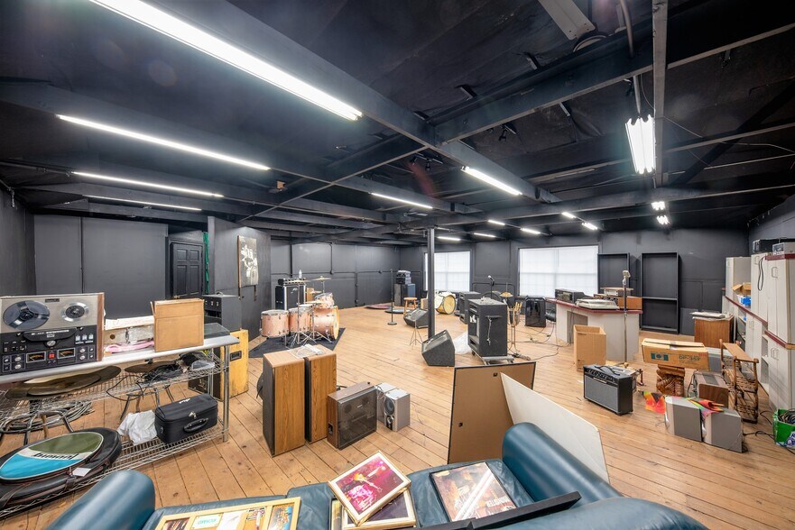 More Photos Of 890 Lake Ave, Woodstock General Retail For Sale