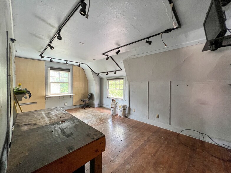 More Photos Of 1 Swan St, Asheville Freestanding For Sale