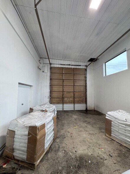 More Photos Of 15 Lower Hudson Ave, Green Island Auto Repair For Lease