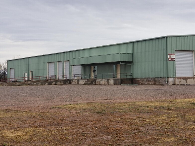 More Photos Of 100 E 9th St, Douglas Warehouse For Lease