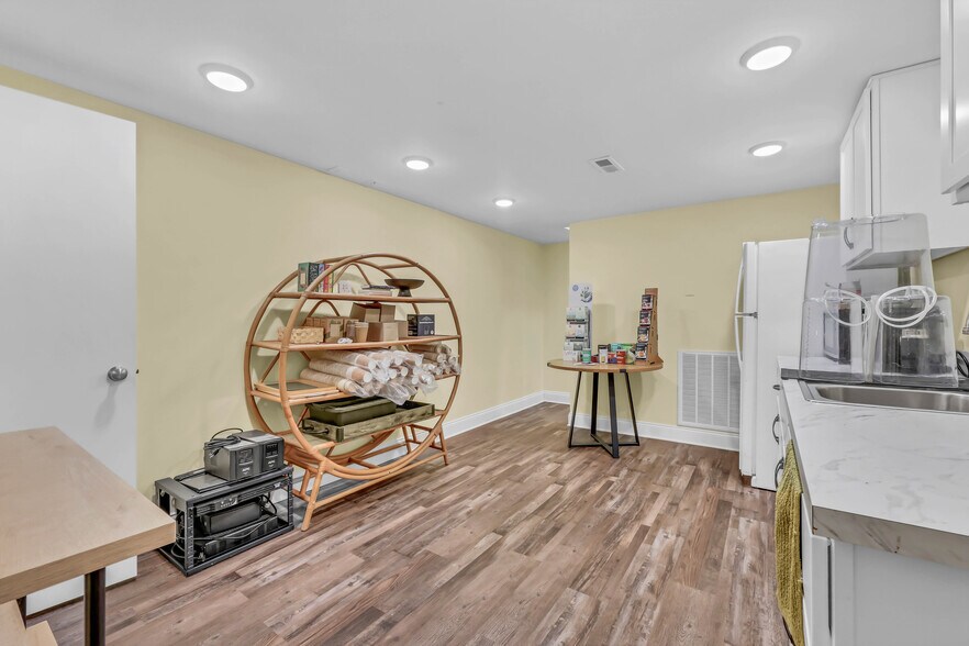 More Photos Of 1758 Memorial Dr, Clarksville Medical For Lease