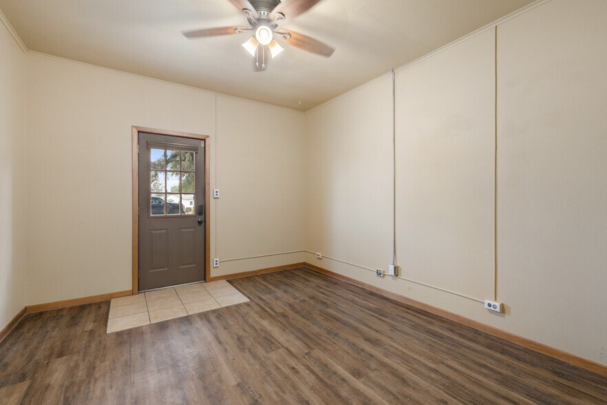 More Photos Of 807 Main St, Blanco Office For Sale