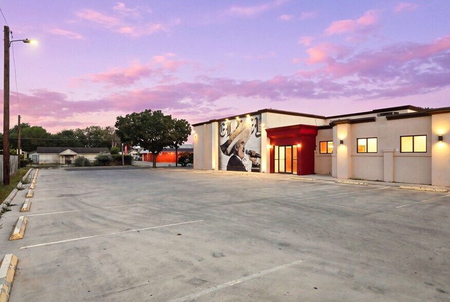More Photos Of 4946 Rigsby Ave, San Antonio Restaurant For Sale