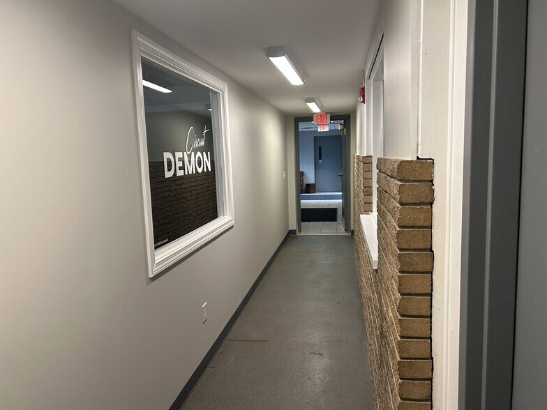 More Photos Of 70 Ridge Rd, Ontario Showroom For Lease