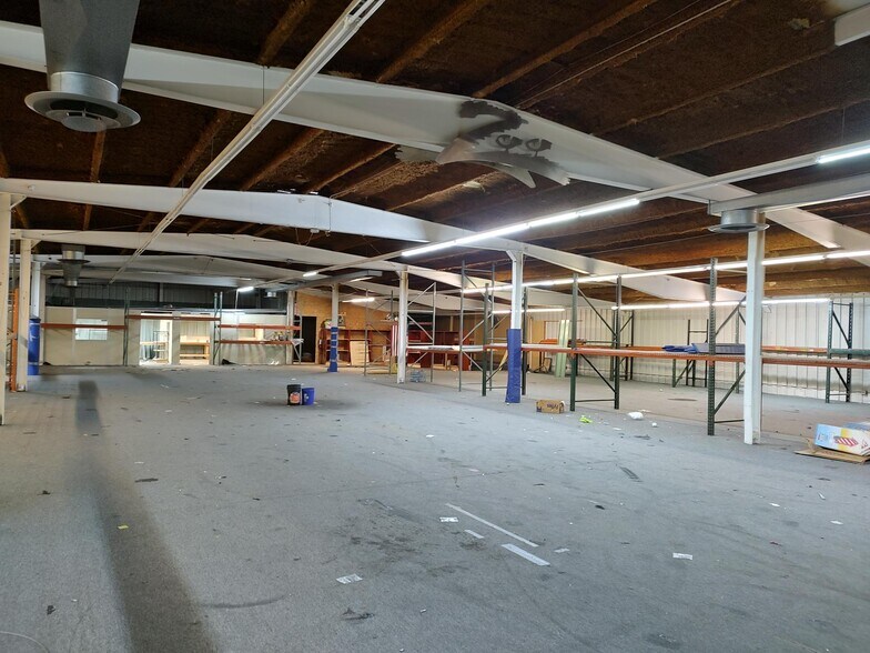 More Photos Of 960 French Rd, Cheektowaga Light Distribution For Sale
