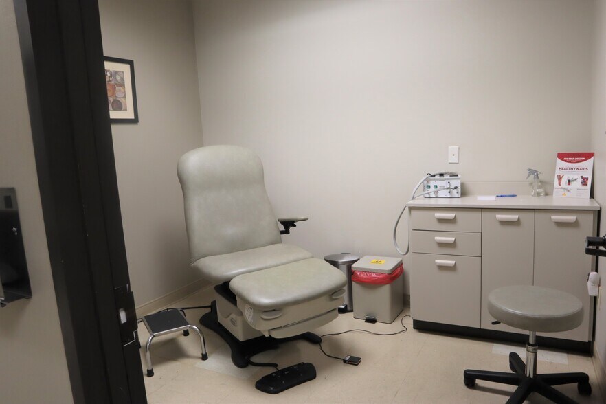 More Photos Of 9405 Huffmeister Rd, Houston Storefront Retail Office For Lease