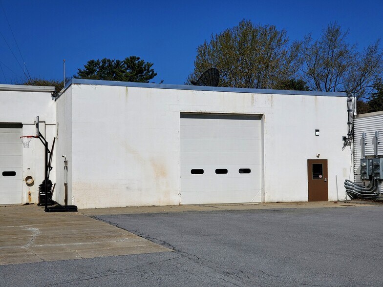 More Photos Of 238 Bay St, Queensbury Showroom For Lease