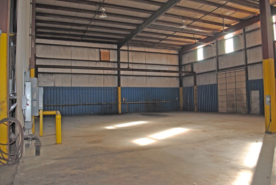 More Photos Of 223-227 S Main St, Wagoner Warehouse For Sale