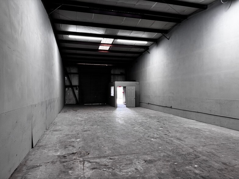 More Photos Of 4169 Hillsborough Ave, Tampa Warehouse For Lease