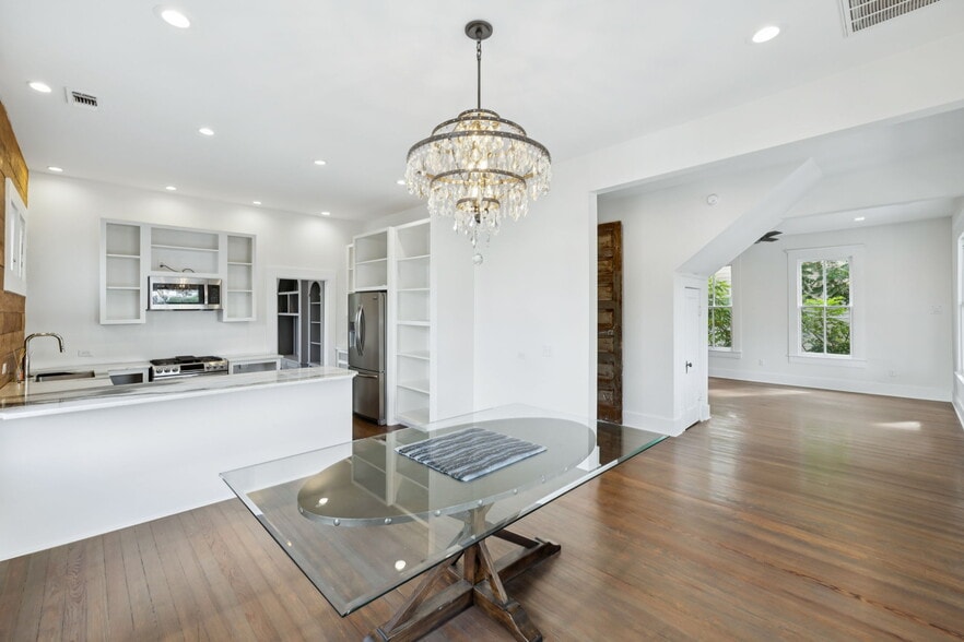 More Photos Of 321 E Dewey Pl, San Antonio Office For Sale