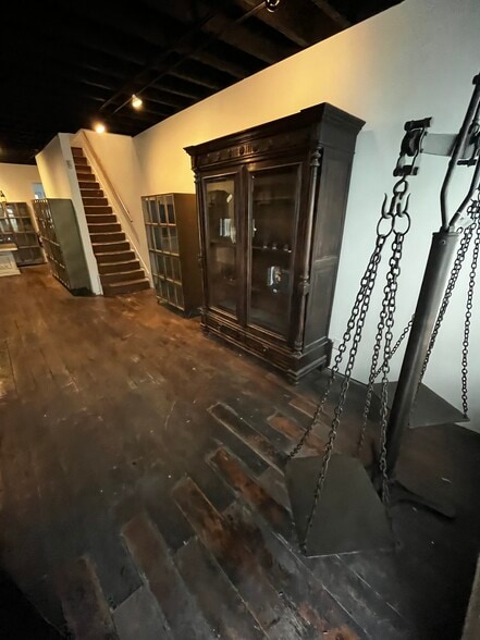More Photos Of 610 E Market St, Louisville Freestanding For Sale