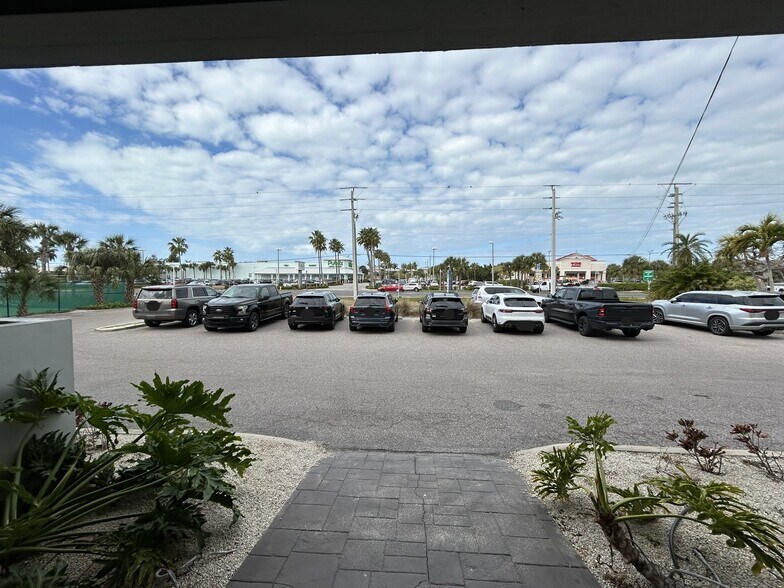 More Photos Of 3909 E Bay Dr, Holmes Beach Medical For Lease