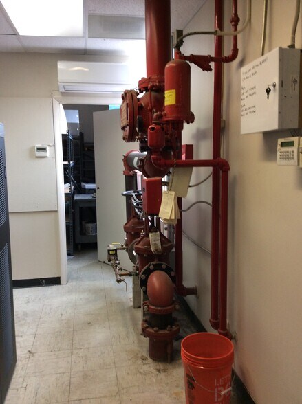 More Photos Of 80 Pickett District Rd, New Milford Manufacturing For Lease