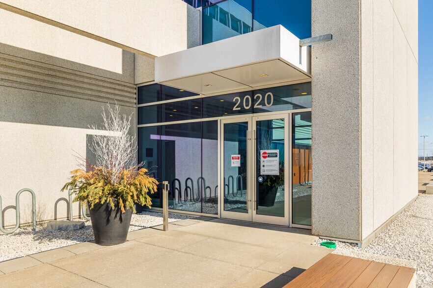 More Photos Of 2020 Rte Transcanadienne, Pointe-claire Office For Lease