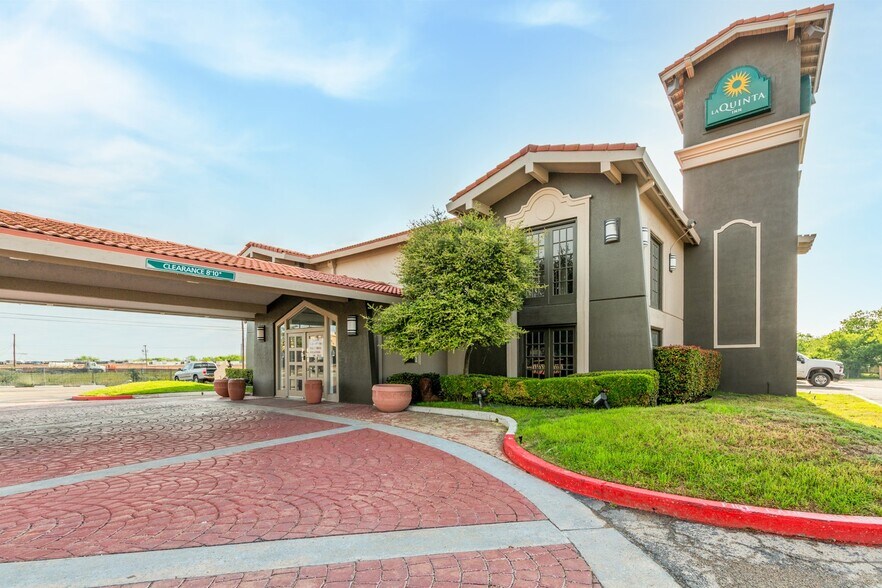 More Photos Of 1112 S Fort Hood St, Killeen Hotel For Sale