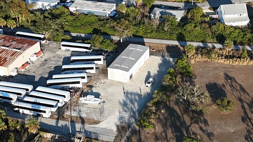 More Photos Of 608 Central Ave, Nokomis Warehouse For Lease