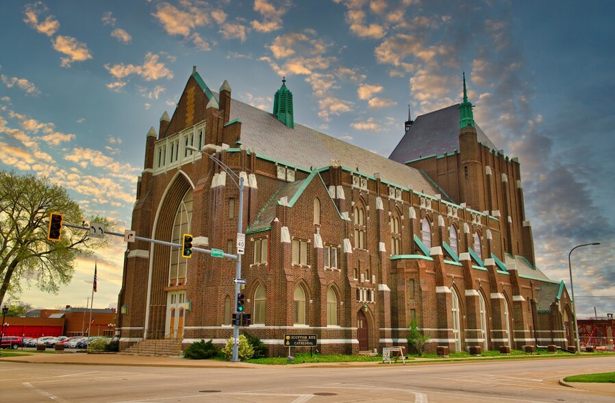 Primary Photo Of 400 NE Perry Ave, Peoria Theater Concert Hall For Sale