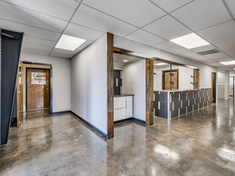 More Photos Of 9906 E 55th Pl, Tulsa Distribution For Sale