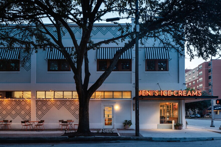 More Photos Of 373-375 W 19th St, Houston Storefront Retail Office For Lease