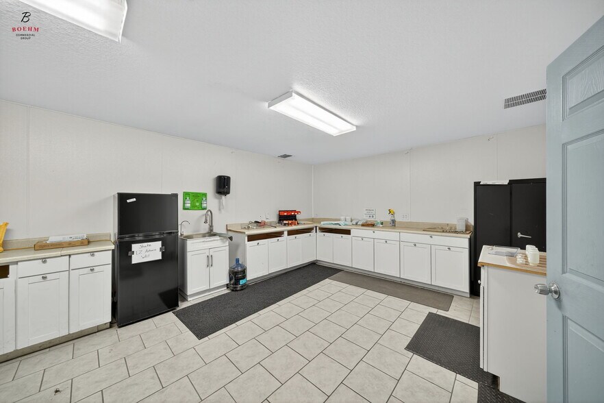 More Photos Of 833 County Road 583, La Coste Research And Development For Sale