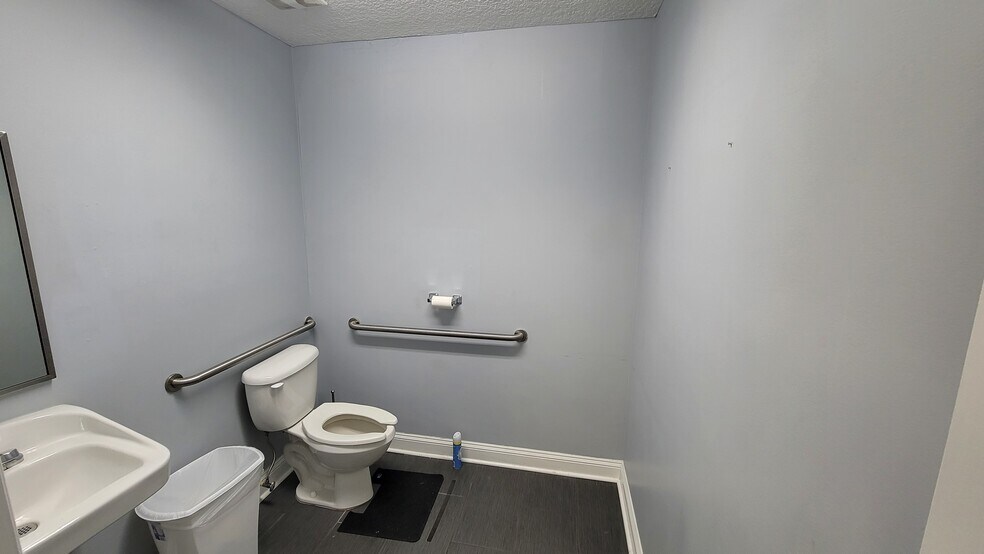 More Photos Of 104 Liberty Center Pl, Saint Augustine Warehouse For Lease