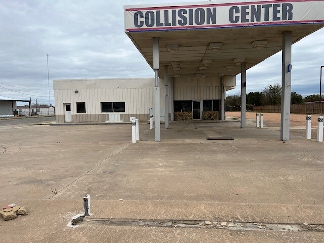 More Photos Of 2001 S Bridge St, Brady Office For Sale