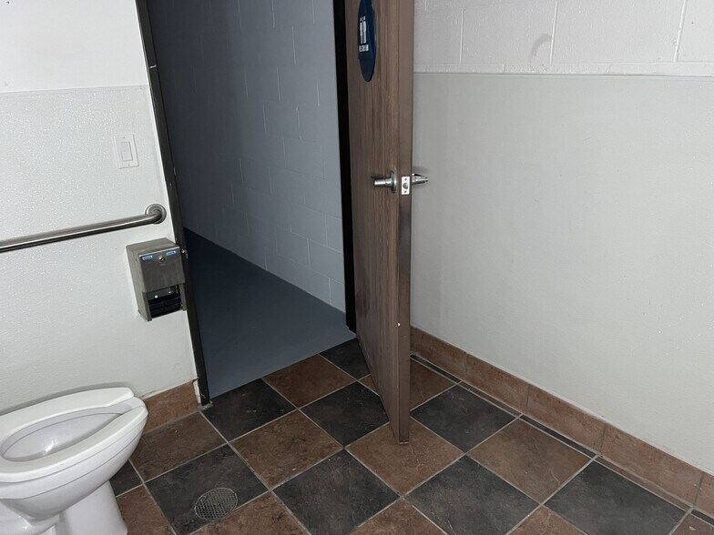 More Photos Of 11050 Prairie Ave, Inglewood Unknown For Lease