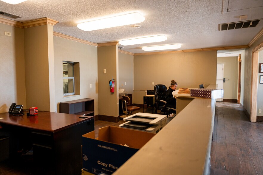 More Photos Of 1616 N Interstate 35 N, Lancaster Flex For Sale