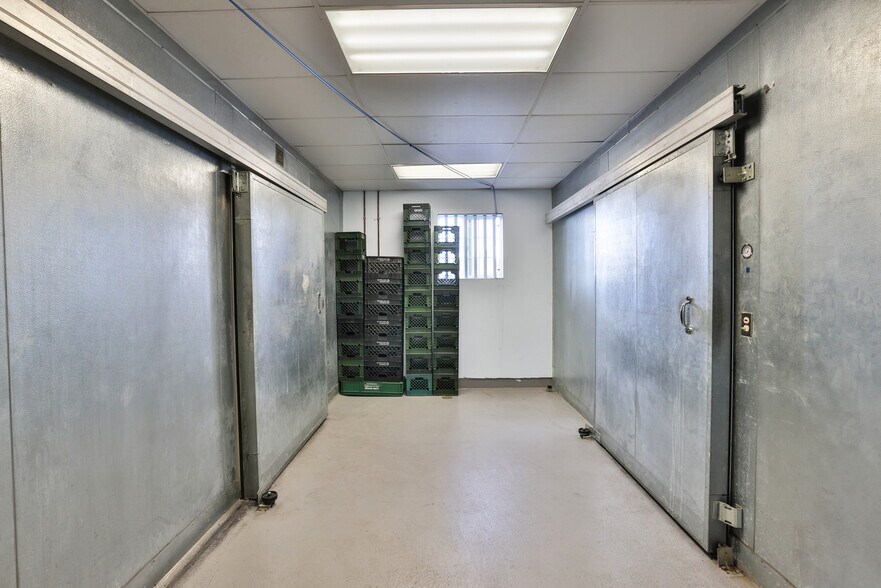 More Photos Of 707 Douglas Ave, Oakland Manufacturing For Lease