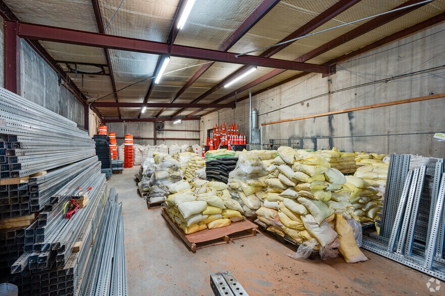 More Photos Of 2333-2337 Delante St, Haltom City Warehouse For Sale