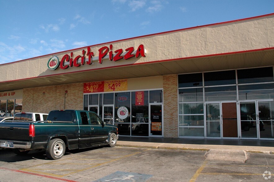More Photos Of 3200 S Lancaster Rd, Dallas General Retail For Lease