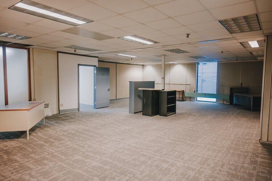 More Photos Of 136 Center St, Old Town Office For Sale