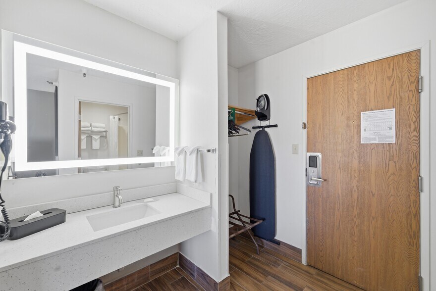 More Photos Of 626 W 1400 N, Beaver Hotel For Sale